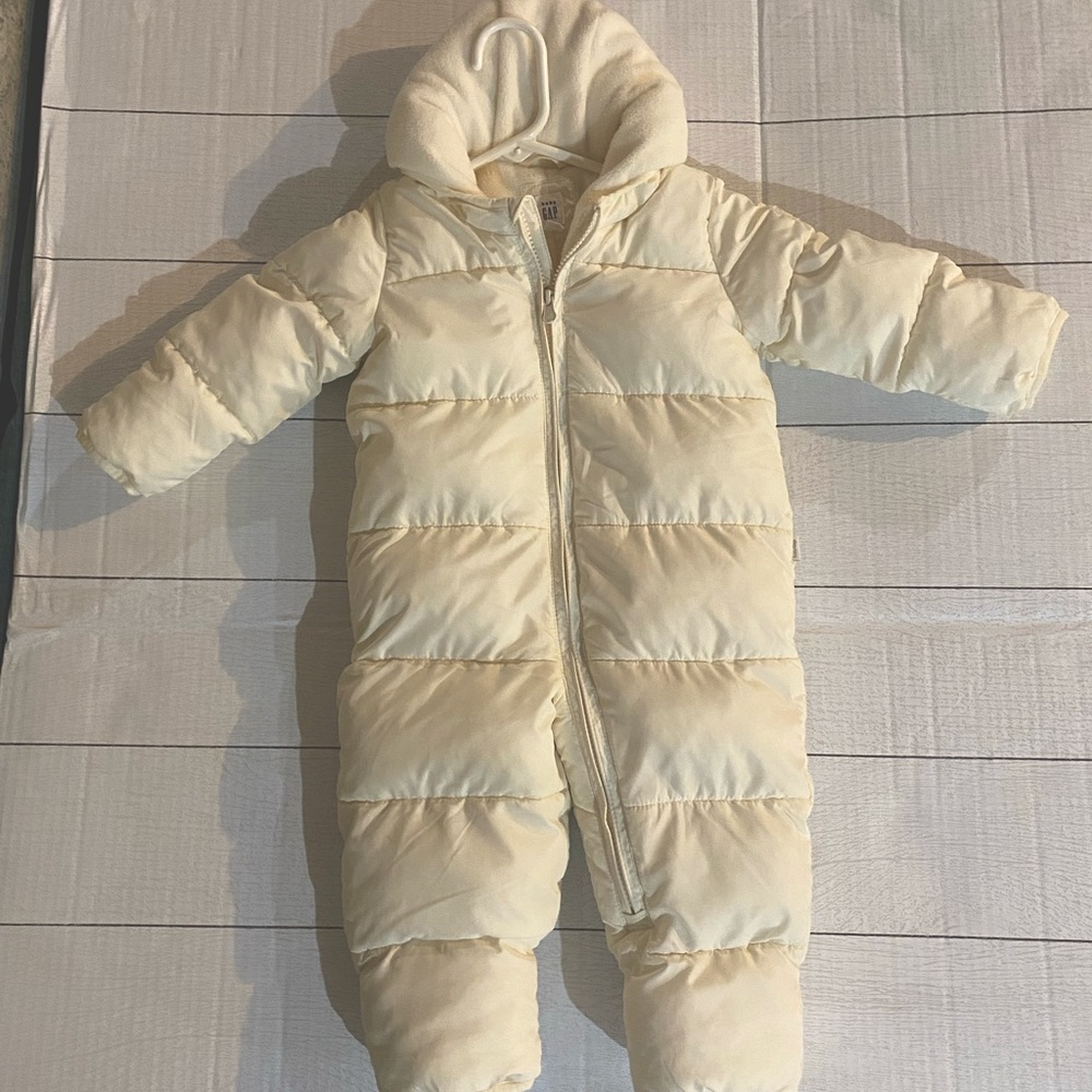 BABY GAP SNOWSUIT. EXCELLENT LIKE NEW CONDITION SIZE 12-18mo but would fit 2yrs